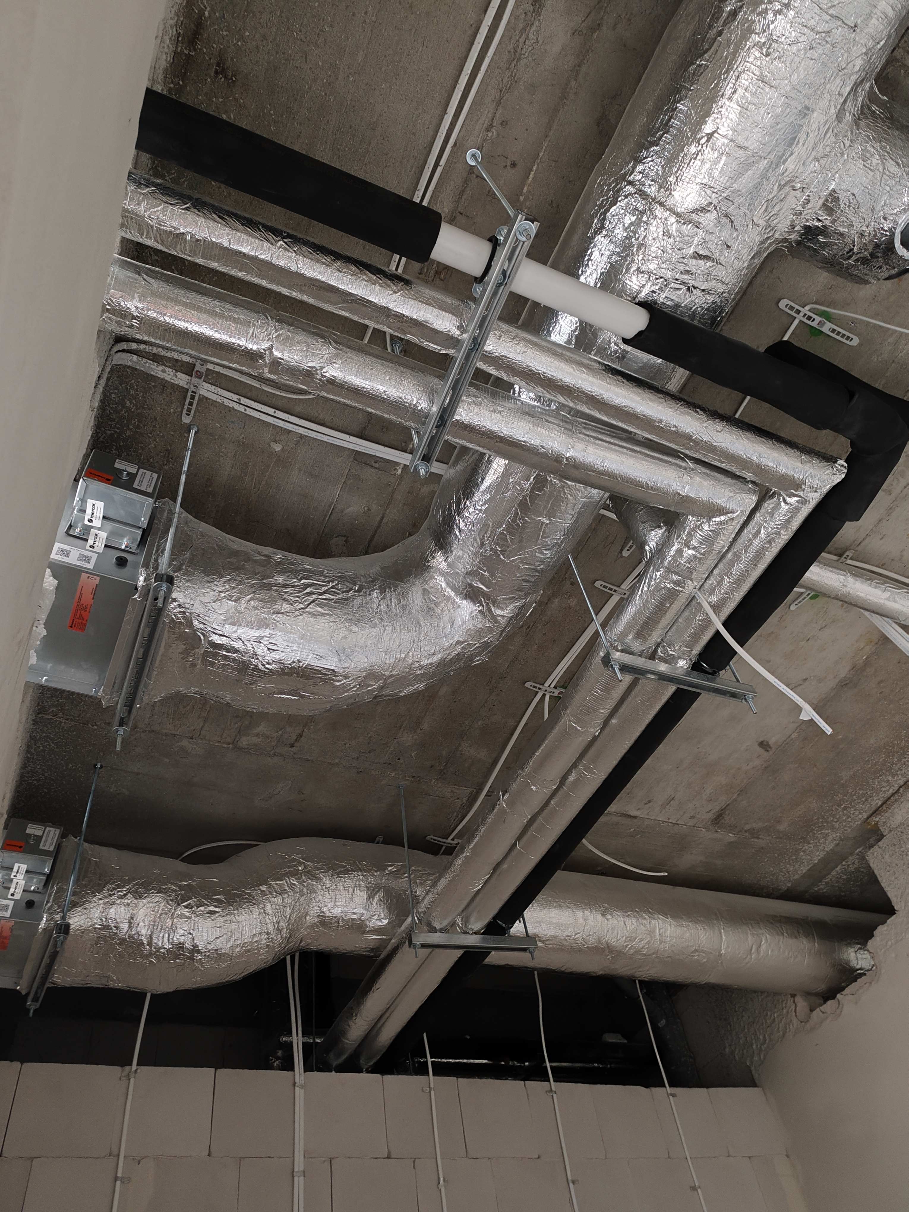 Instalacje HVAC - ciągi wentylacyjne w obiekcie komercyjnym